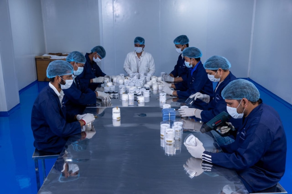 Kiyan Export GMP Cleanroom Bottling & Packaging Team